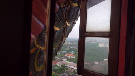 In-Einem-Gebäude-Im-Chinesischen-Stil-Mit-Einem-Riesigen-Drache,-Der-Sich-Um-Den-Wat-Samphran-Tempel-In-Thailand-Windet-Und-Beschützt