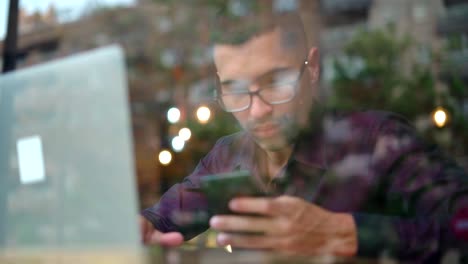 Empresario-Hispano-Usando-Una-Computadora-Portátil-En-La-Cafetería