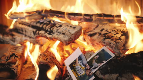 imagen rota se quema en la chimenea