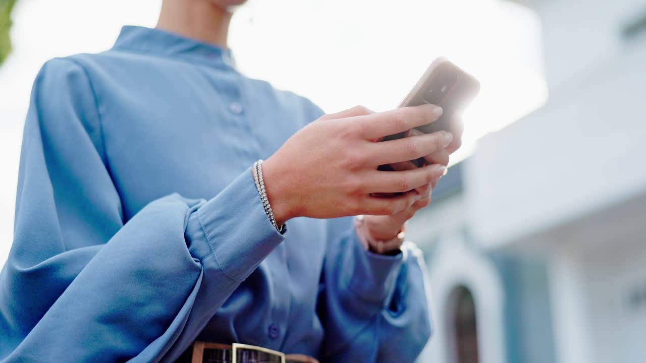 여성, 전화 및 손은 비즈니스를 위해 도시에서 타이핑