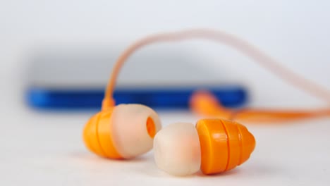auriculares de color naranja