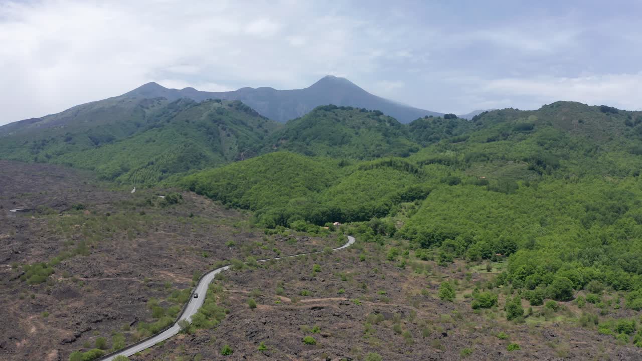 drone volando por encima de la carretera al volcán etna en italia