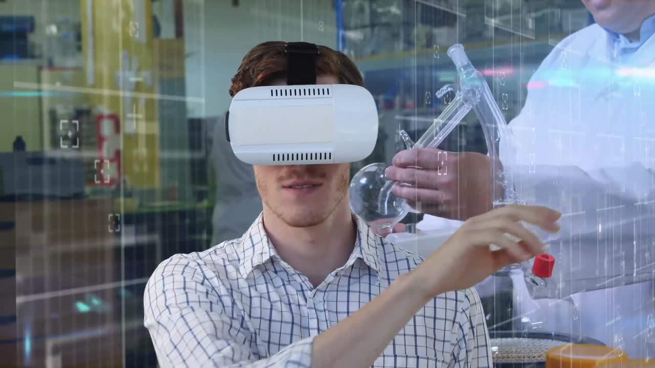 Animace bělošského muže s VR headsetem nad míšeneckým vědcem pracujícím v laboratoři