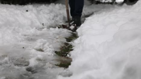 Persona-Empuja-Nieve-Helada-Profunda-En-La-Carretera-Durante-El-Invierno-En-América