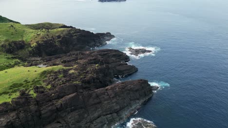 Acantilados-Rocosos-Y-Campos-Verdes-Junto-Al-Mar-En-Puraran-Baras,-Tranquilo-Y-Pintoresco,-Vista-Aérea