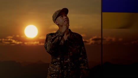 un soldado ucraniano se refleja al atardecer.