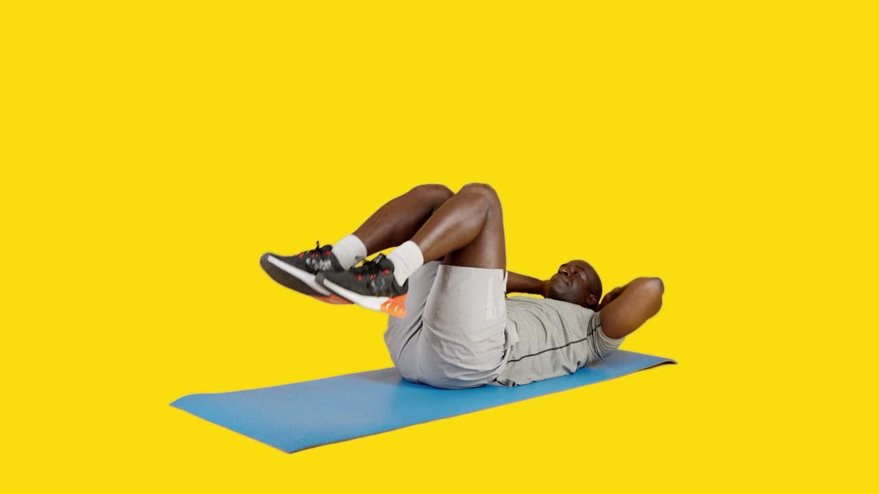 Uomo africano sportivo che fa crunch per gli addominali su un tappetino
