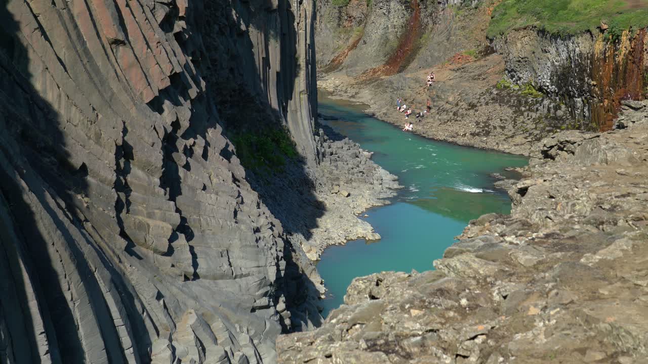 studlagil 협곡의 공중 전망 아이슬란드에서 화창한 날 동안 "efri-jökuldalur"에서 자연 다이아몬드