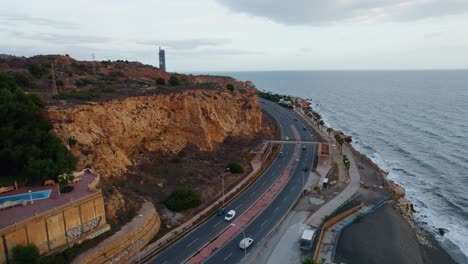 dron cinemático delantero disparado por encima de la carretera costera en candado, málaga españa