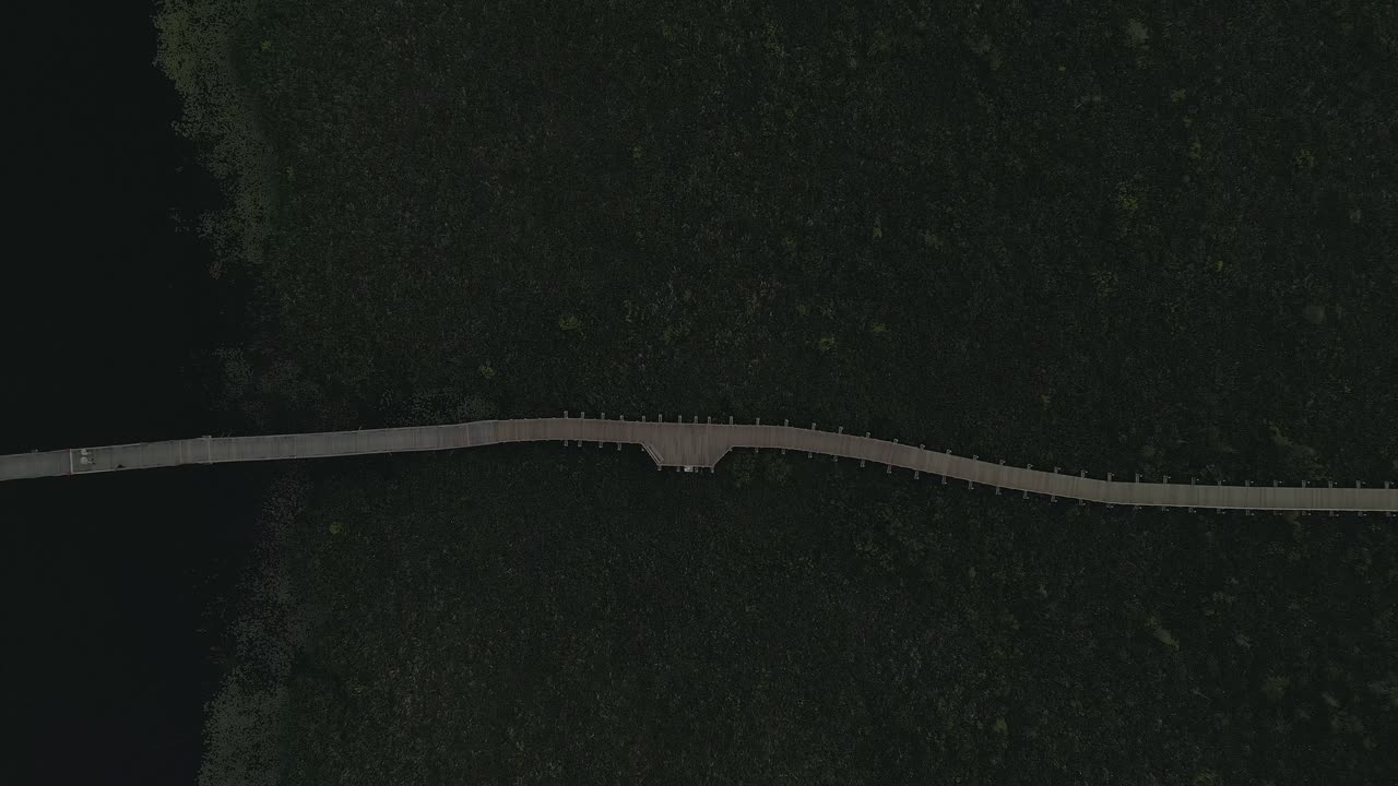 캐나다 퀘벡주 마고그의 해가 질 때 습지와 체리 강 위의 빈 나무 길