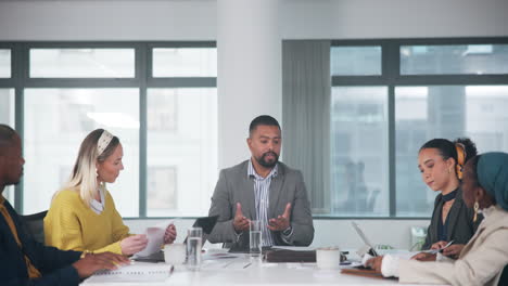 reunión de un equipo de negocios diverso en una oficina moderna