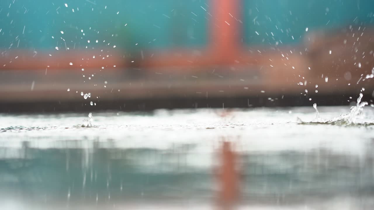 흐릿한 배경에서 땅에 떨어지는 비방울, 아름다운 자연, 비가 오는 계절, 물의 스플래시, 땅 위에 떨어지는 움직임, 이 빛나는 패스, 물은 아름다움, 가까운 시선, 비방울.