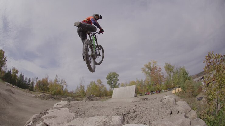 Mountain bike sport estremo - acrobazie di dirt jumping al rallentatore