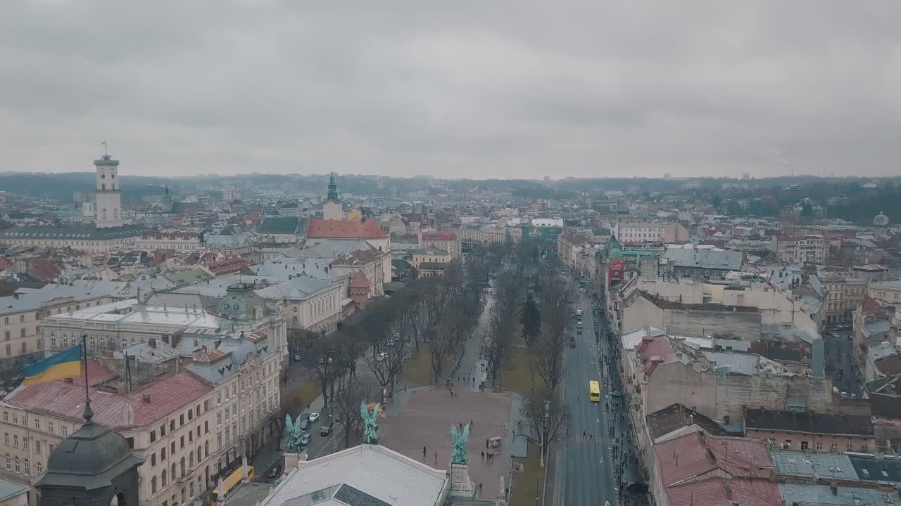 Cidade de Lviv, Ucrânia, vista aérea. Cidade Europeia. Áreas populares da cidade. Ópera de Lviv.