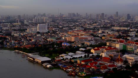 rascacielos y el río chao phraya en la ciudad de bangkok al atardecer, tailandia.