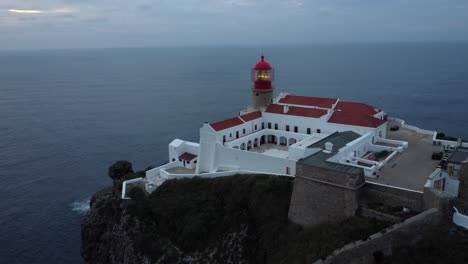 Drohnenaufnahmen-Des-Leuchtturms-Von-Cabo-De-São-Vicente,-Portugal