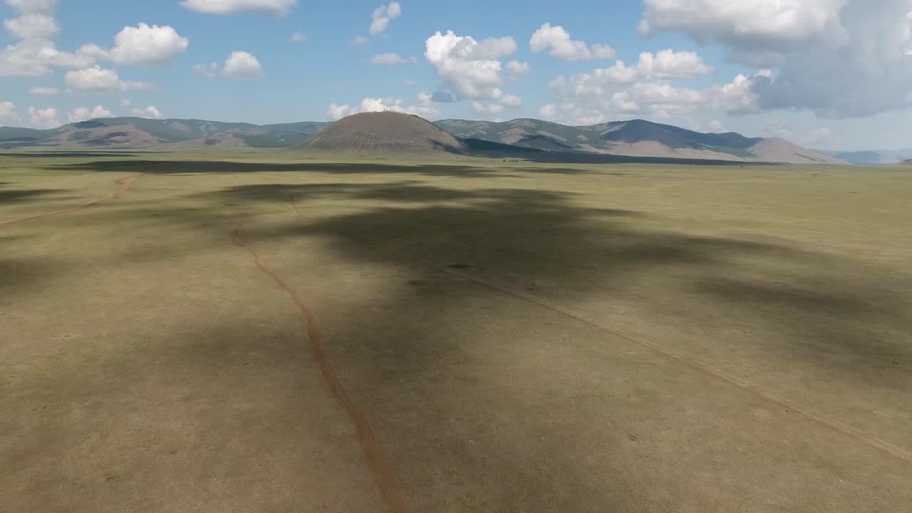drone aéreo disparado en el paisaje sin fin volcán extinto en mongolia