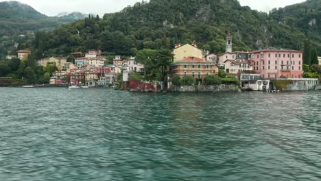 Aérea:-Varenna-Es-Un-Pueblo-Pintoresco-Y-Tradicional,-Ubicado-En-La-Orilla-Oriental-Del-Lago-Como,-Italia