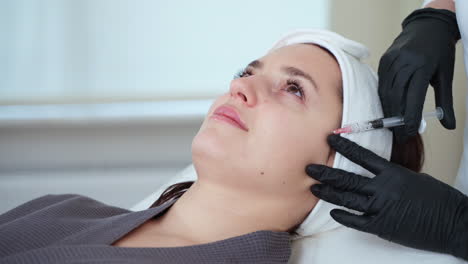 tratamiento cosmético por inyección facial
