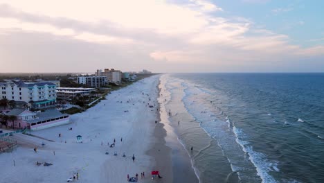 Excelente-Vista-Aérea-De-La-Gente-En-New-Smyrna-Beach,-Florida,-Al-Atardecer