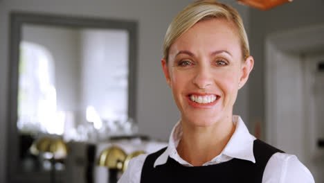 Portrait-of-smiling-waitress