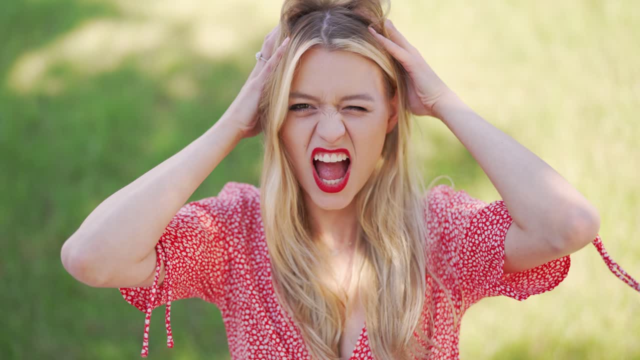 은 드레스를 입은 웃는 여자 야외