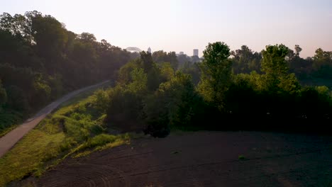 Aufsteigende-Skyline-Und-Geschäftsviertel-Memphis-Tennessee-über-Den-Mississippi-River-Mit-Hernando-De-Soto-Bridge-Vordergrundto