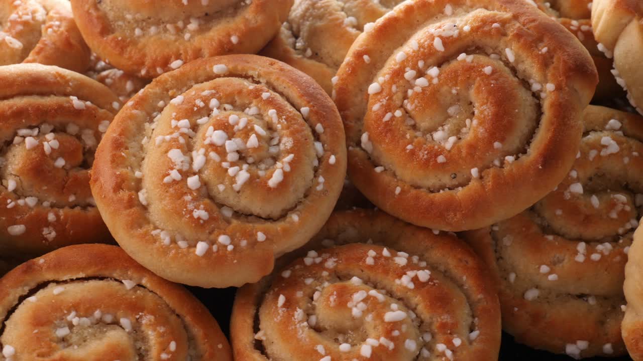 Rotoli alla cannella fatti in casa appena sfornati