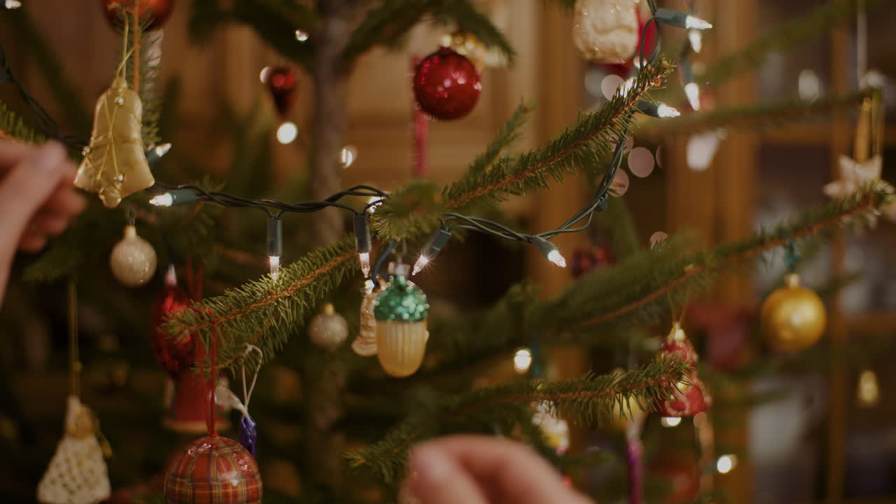 mujer joven decorando el árbol de navidad en casa 1