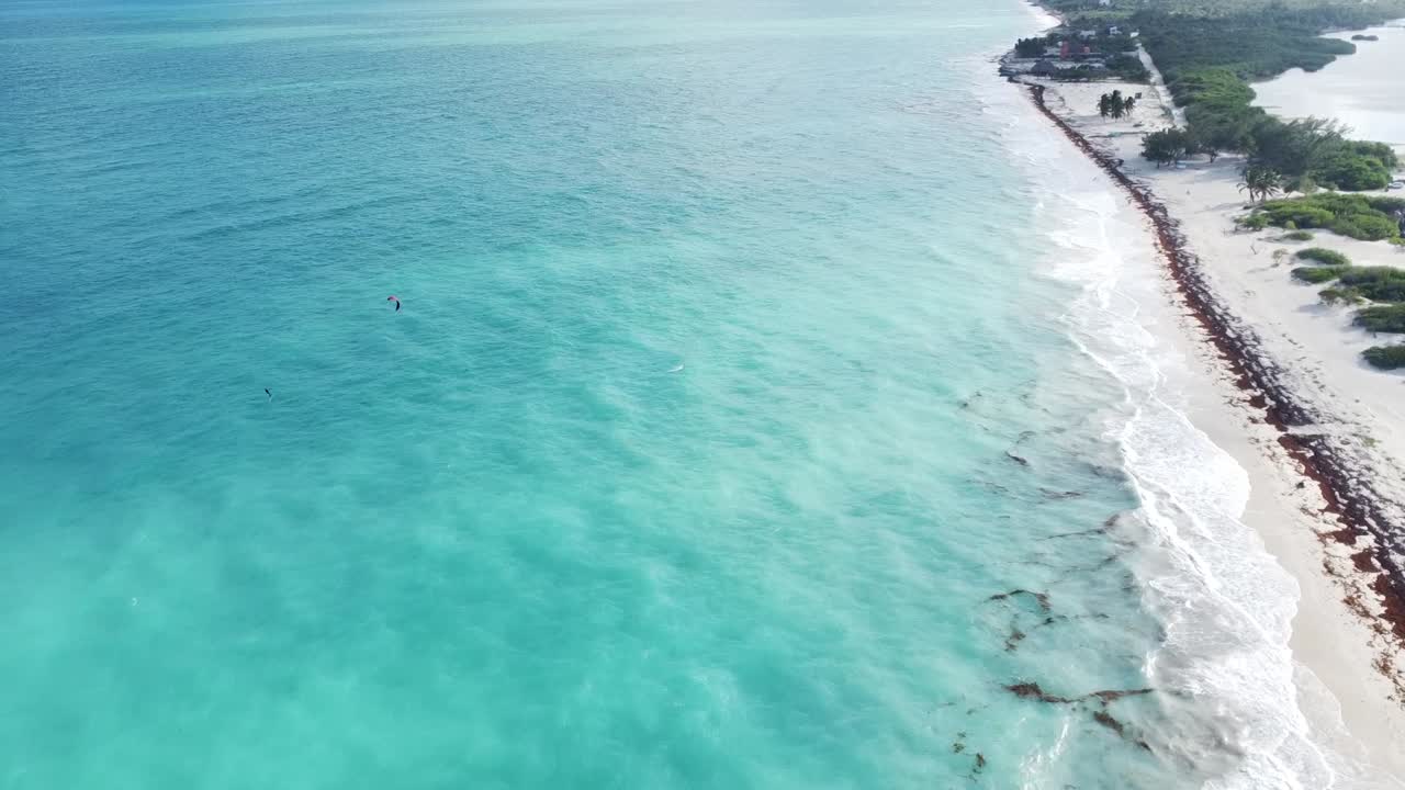 aérea sobre las aguas azules y turquesas de la isla blanca, cancún, méxico