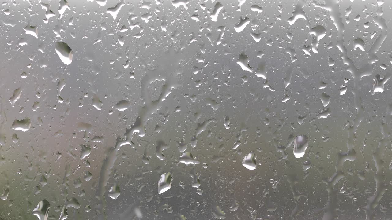 video de 4k de gotas de lluvia en el vidrio de la ventana
