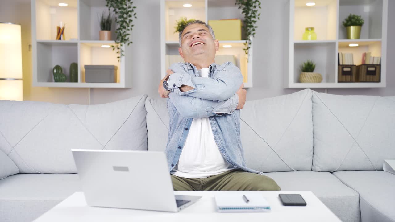 el hombre abraza la cámara.