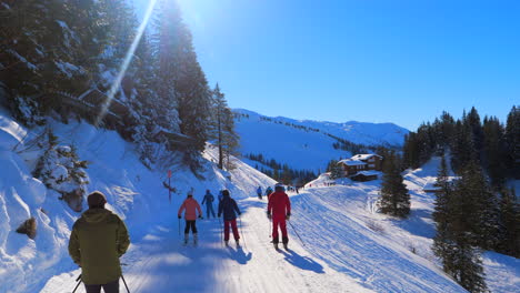 zona de esquí en los alpes suizos con gente y telesillas en la zona de esquí de invierno de beckenried