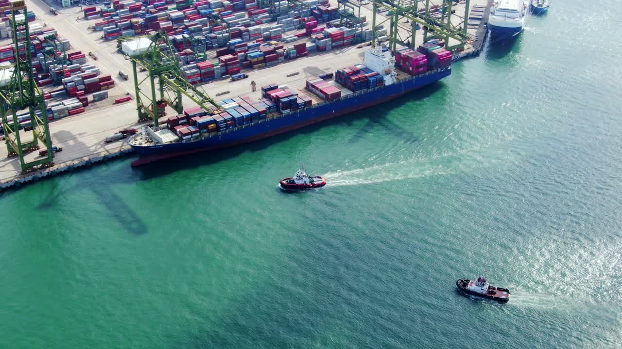 imágenes aéreas de barcos acercándose a una terminal portuaria comercial en singapur