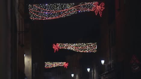 hermosa luz navideña que sopla y brilla en la noche e ilumina todas las calles de metz en francia