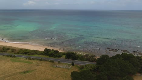 Costa-Aérea-De-4k-Del-Sur-De-Australia:-El-Dron-Comienza-A-Gran-Altura-Y-Termina-A-Baja-Altitud-Sobre-La-Playa-Rocosa