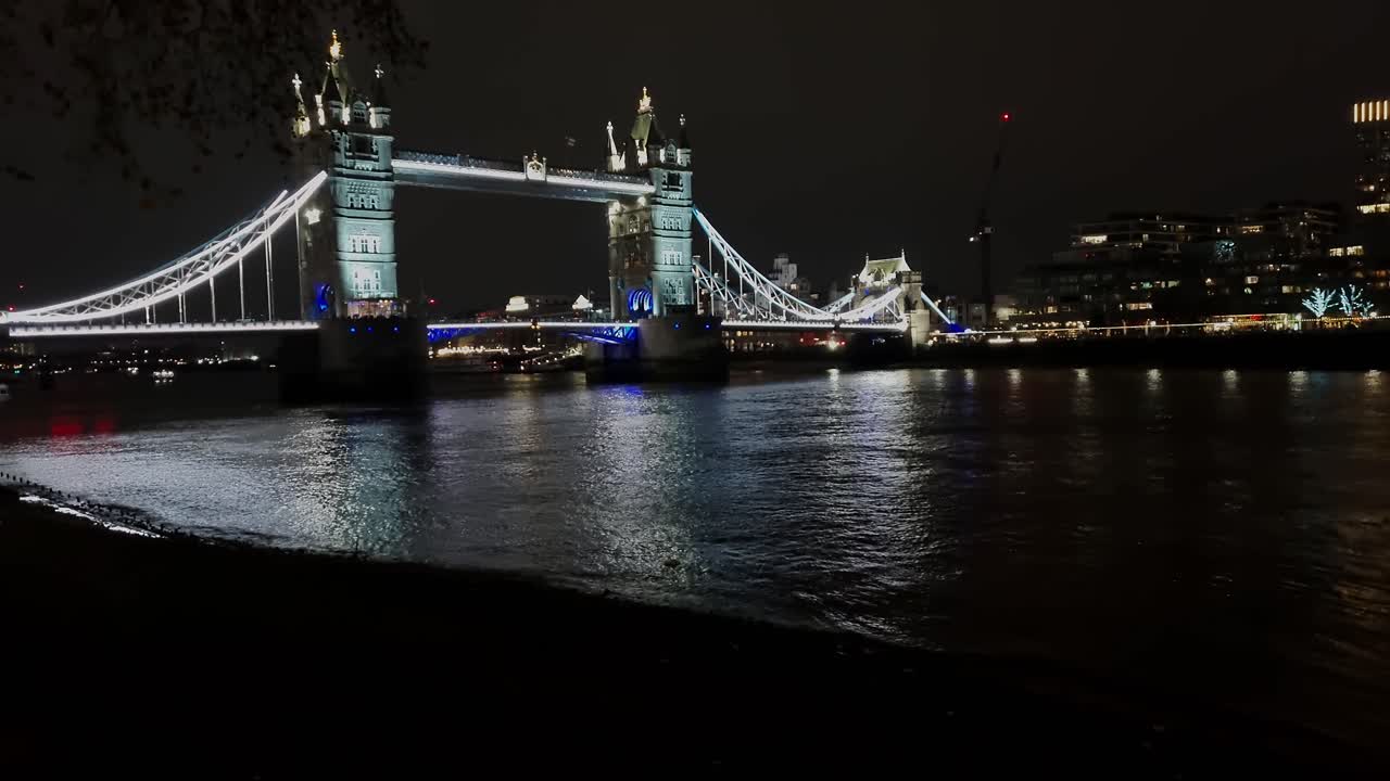 ciudad de londres de noche con el puente de la torre en primer plano