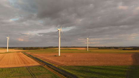 Windturbinen-Bei-Sonnenuntergang-Im-Südwesten-Der-Niederlande