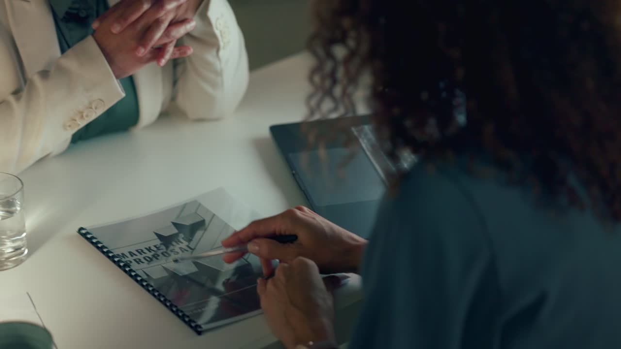 manos, comercialización y documentos en reuniones de negocios