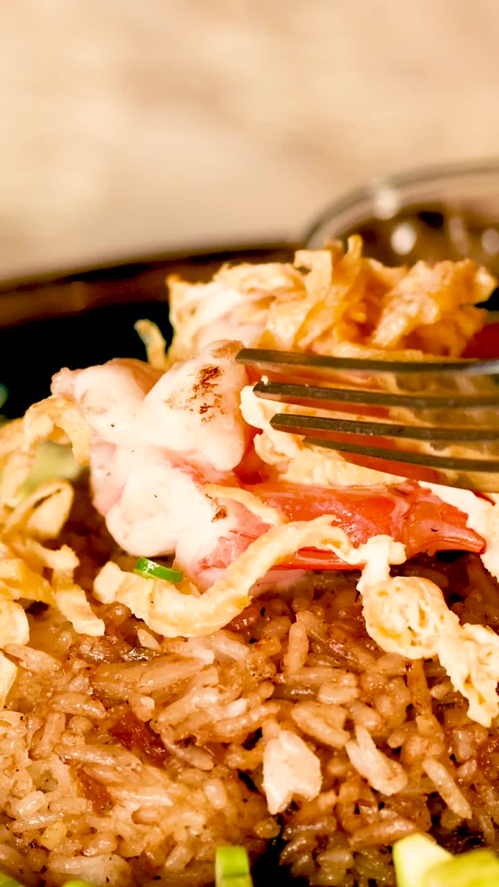 방 에서 포크 리프팅 새우 페이스트 김