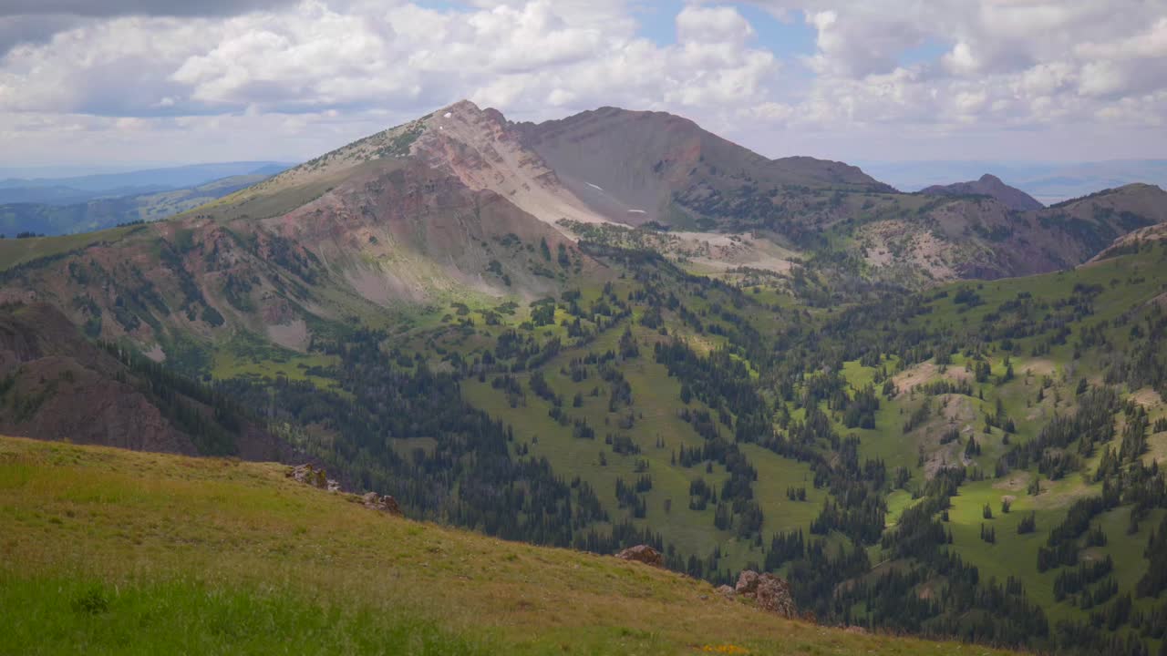 hermosa vista montañosa o vista desde la cima del pico sawtell en island park idaho