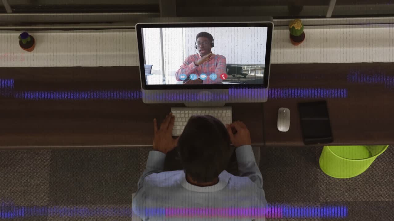 Animazione di interferenza su uomo d'affari afroamericano che usa il laptop per videochiamata