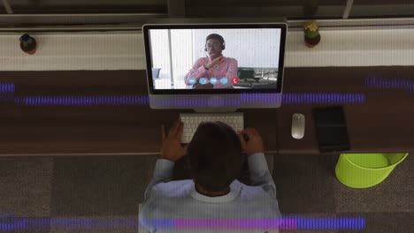 animación de interferencia sobre empresario afroamericano que usa portátil para llamadas de video