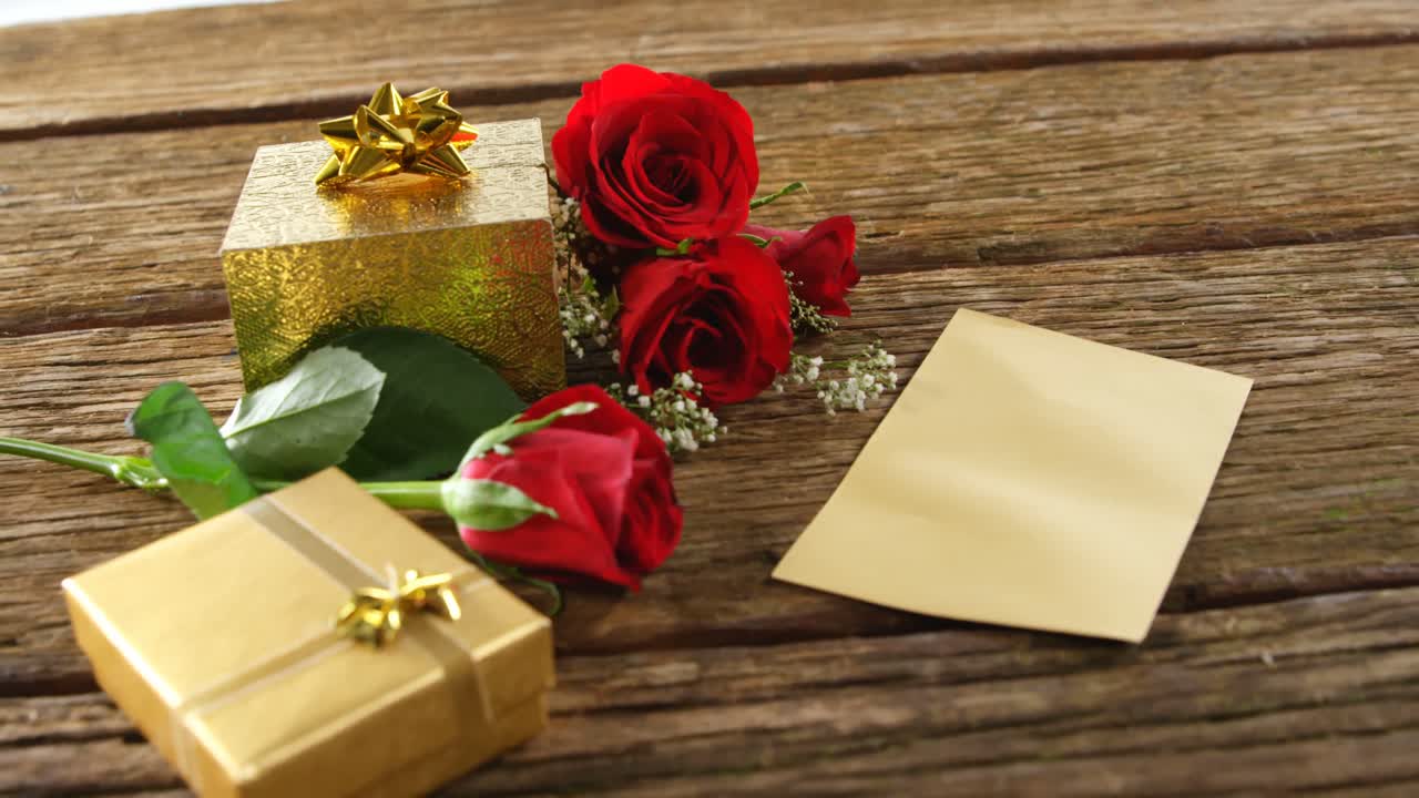rosas rojas, cajas de regalo y tarjeta en una superficie de madera 4k