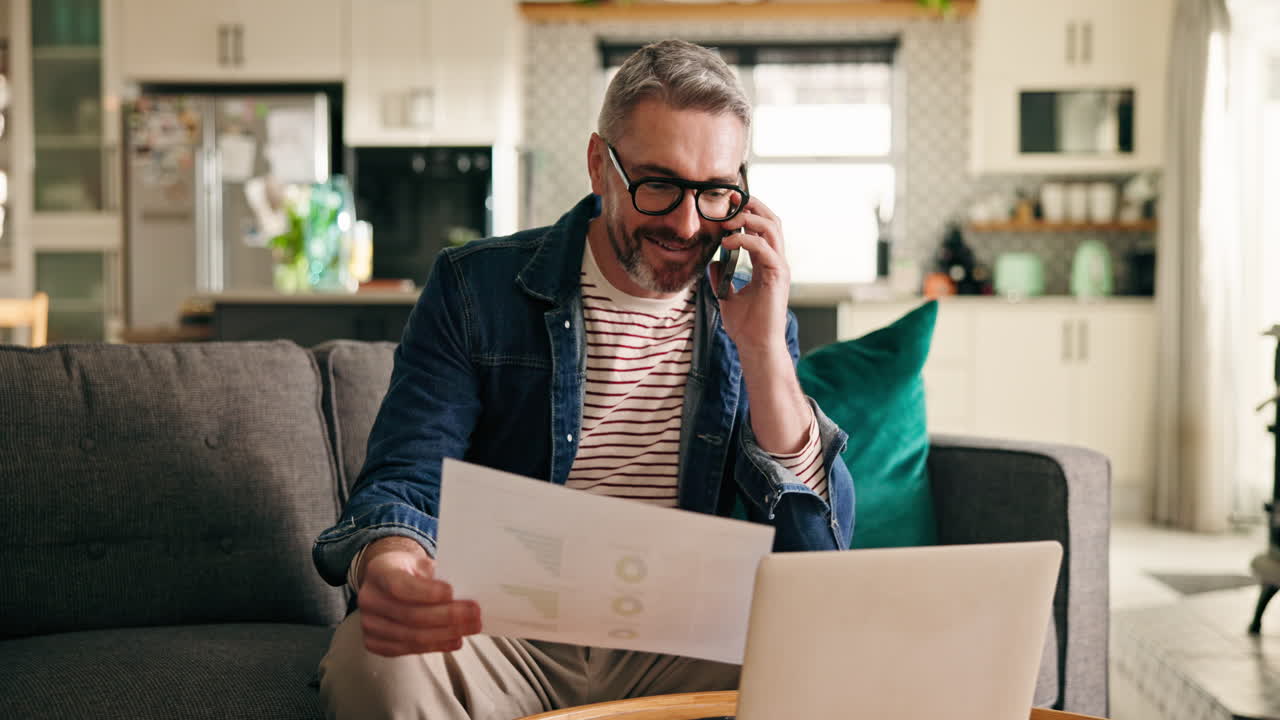hombre que trabaja desde casa