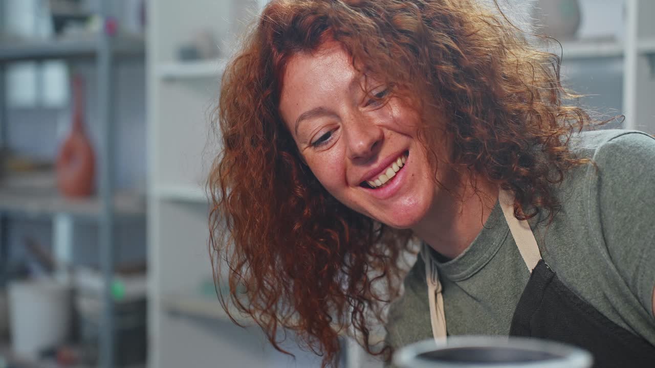 Donna ceramista al lavoro