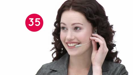 animación de números cambiantes sobre una mujer con auriculares de teléfono