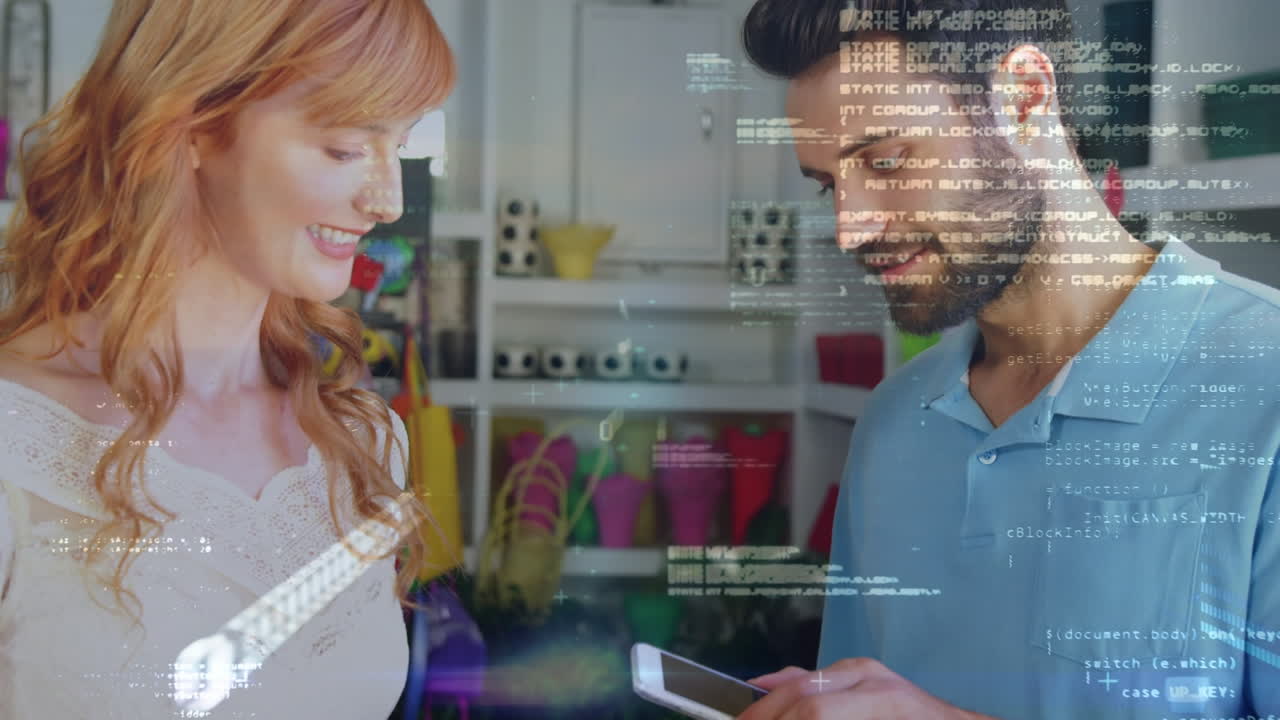 procesamiento de datos contra un hombre caucásico haciendo un pago usando su teléfono inteligente