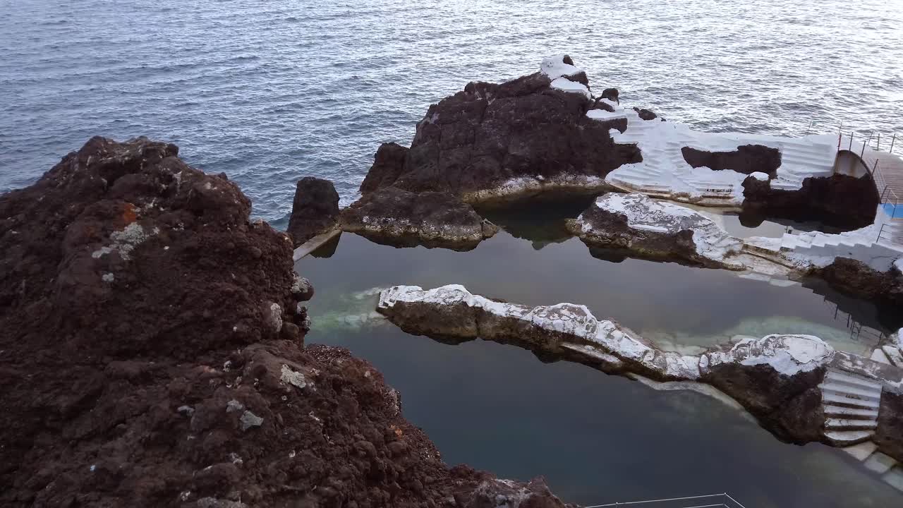 piscina natural y vacía con paisaje marino durante la pandemia de covid-19 en doca do cavacas, funchal, isla de madeira, portugal