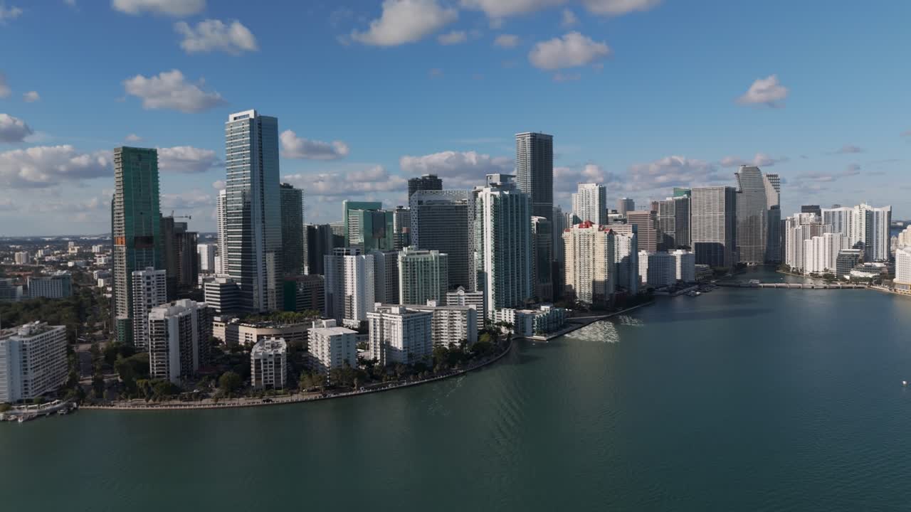 마이애미 파이낸셜 디스트릭트 (miami financial district) 의 스카이 라인 (skyline) 을 물 위에서 볼 수 있다.